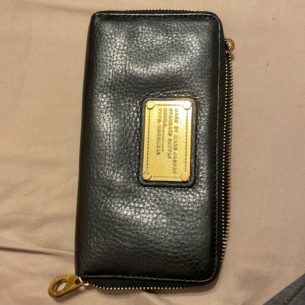 Marc Jacobs zip around wallet